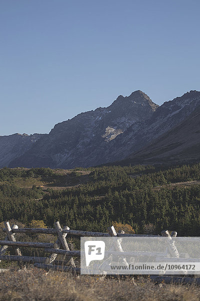 Blick auf die Chugach Mountains mit einem Holzzaun im Vordergrund  Southcentral Alasak  Herbst