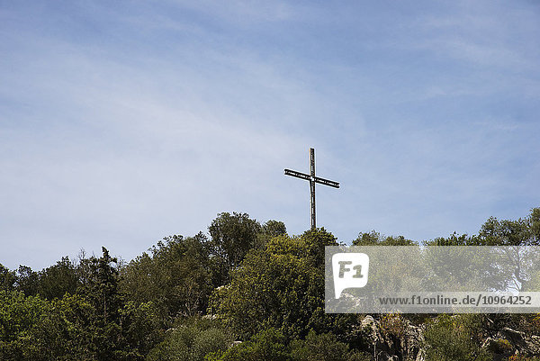 Ein Kreuz auf dem Hügel oberhalb von La Granja  einem lebenden mallorquinischen Museum; Esporles  Mallorca'.