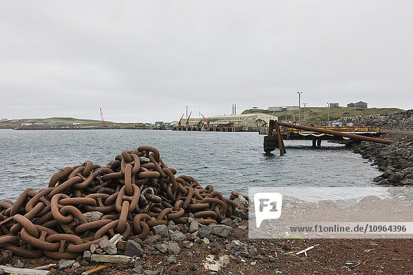 Verrostete Kette  aufgetürmt am Ufer des St. Paul Harbor  St. Paul Island  Südwest-Alaska  USA  Sommer
