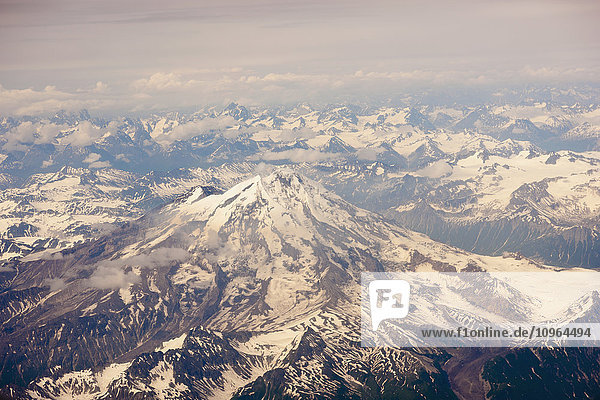 Luftaufnahme des schneebedeckten Berges Iliamna und der umliegenden Berge der Aleuten  Alaska-Halbinsel  Südwest-Alaska  USA  Sommer'.