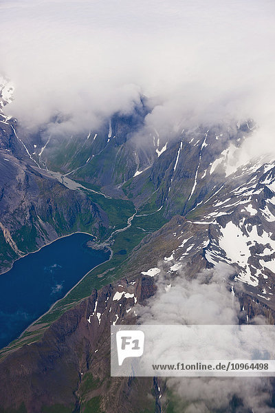 Luftaufnahme von Wolken  die die Gipfel verdecken  mit einem üppig grünen Tal und einem See im Vordergrund  Aleutian Range  Alaska-Halbinsel  Südwest-Alaska  USA  Sommer'