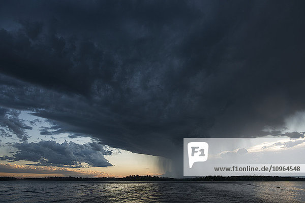 Ominöse dunkle Sturmwolke und Regen über einem See; Ontario  Kanada'.