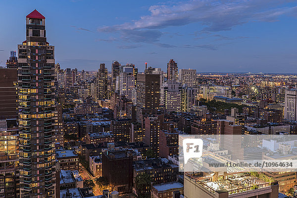 Midtown Manhattan in der Dämmerung; New York City  New York  Vereinigte Staaten von Amerika'.