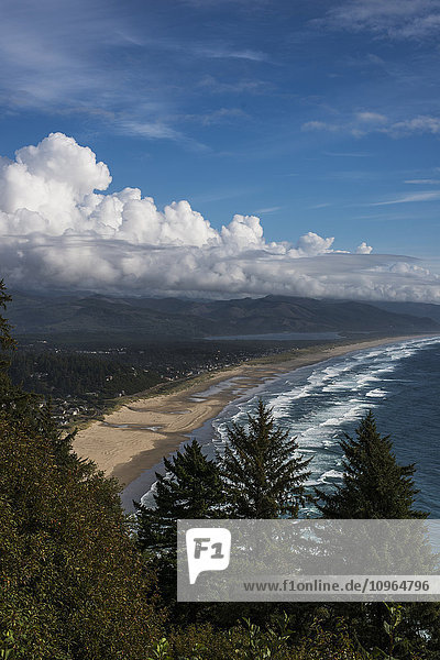 Neahkahnie Beach von einem Aussichtspunkt am Straßenrand aus gesehen; Manzanita  Oregon  Vereinigte Staaten von Amerika'.