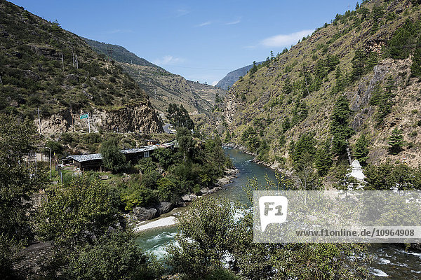 Fluss  der durch ein Tal fließt; Bhutan'.