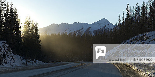 Ein Highway im Yoho-Nationalpark im Winter; British Columbia  Kanada'.