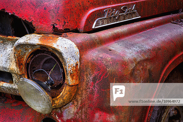 Detail eines Feuerwehrautos, das der Freiwilligen Feuerwehr von Kodiak gehörte; Kodiak, Alaska, Vereinigte Staaten von Amerika'.