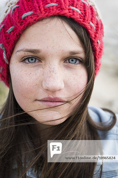 Porträt einer jungen Frau mit Sommersprossen  blauen Augen und langen braunen Haaren; Tarifa  Cadiz  Andalusien  Spanien'.
