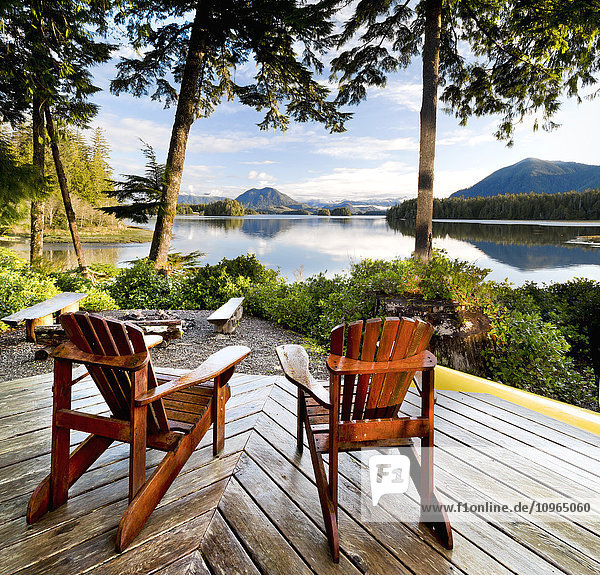 Adirondack-Stühle aus Holz auf einer Terrasse mit Blick auf das Wasser  Tofino Chalet an der Jensen's Bay; Tofino  British Columbia  Kanada'.