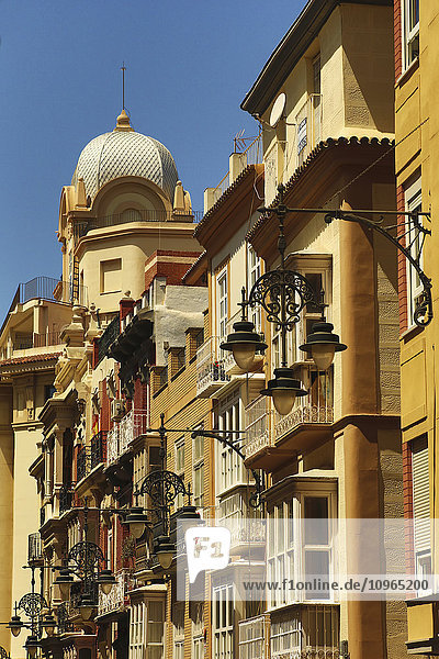 Wohnhäuser mit hängenden Straßenlaternen; Cartagena  Provinz Murcia  Spanien'.