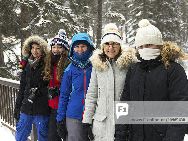 Eine Mutter und vier Töchter in Winterkleidung im Johnston Canyon; Alberta  Kanada'.