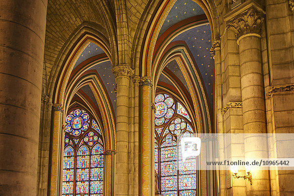 Gotische Bögen in der Kathedrale Notre-Dame; Paris  Frankreich'.