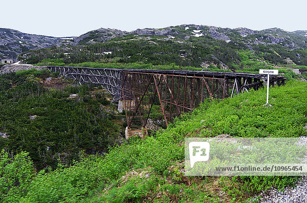 White Pass Railroad - ursprüngliche Bockbrücke über den Fluss; Skagway  Alaska  Vereinigte Staaten von Amerika'.