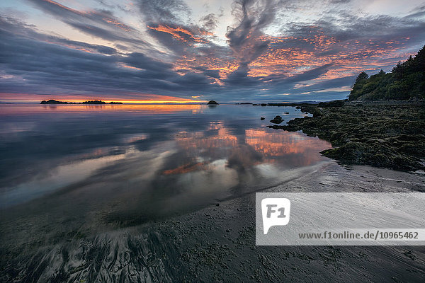 Sonnenaufgang und Reflektionen bei Ebbe in der Chiniak Bay; Kodiak, Alaska, Vereinigte Staaten von Amerika'.