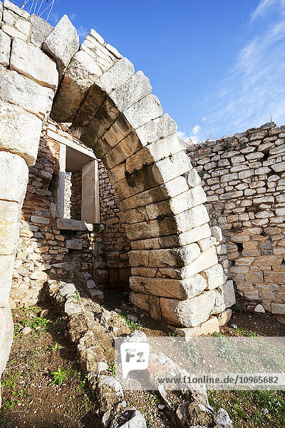 Steinmauer und Bogen am Amphitheater; Philippi  Griechenland'.