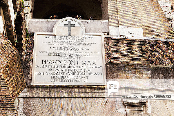 Touristen bei der Besichtigung einer Kirche; Rom  Italien'.