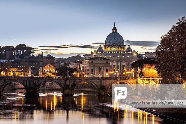 Der Petersdom  die größte Kirche der Welt  bei Sonnenuntergang; Vatikanstadt  Italien