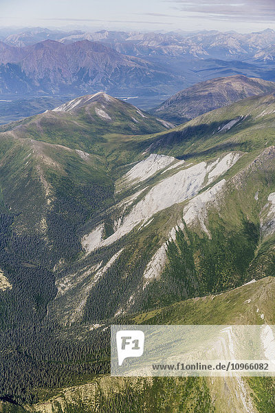 Luftaufnahme von Bergkämmen und grünen Tälern in der Brooks Range; Alaska  Vereinigte Staaten von Amerika'.