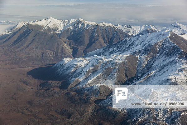 Schneebedeckte Gipfel in der Brooks Range im Winter; Alaska  Vereinigte Staaten von Amerika'.