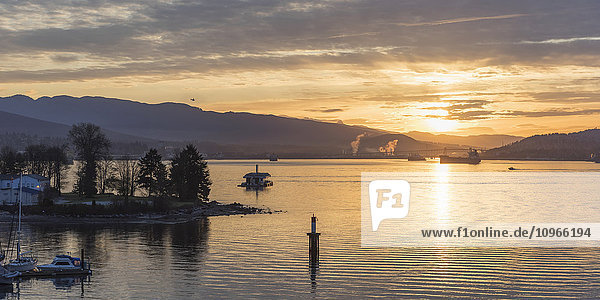 Sonnenuntergangslicht  das sich auf dem Meer vor der Küste des Stanley Park spiegelt; Vancouver  British Columbia  Kanada'.