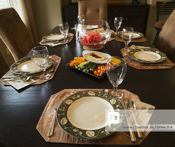 Gedeckter Tisch für eine Mahlzeit und ein Gemüsefach; Vernon  British Columbia  Kanada'.