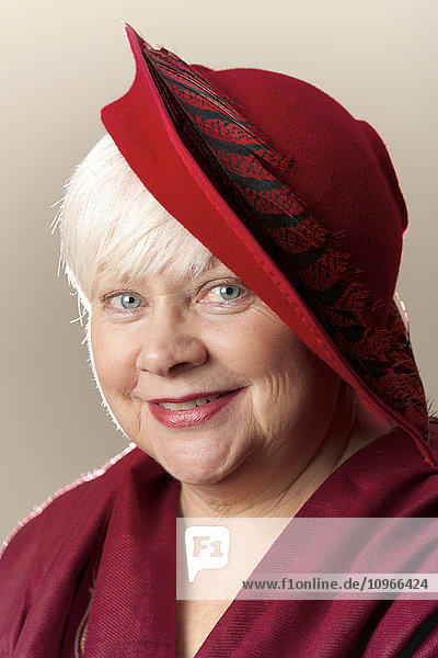 Porträt einer weißhaarigen Frau mit rotem Hut; Caldecott  England .