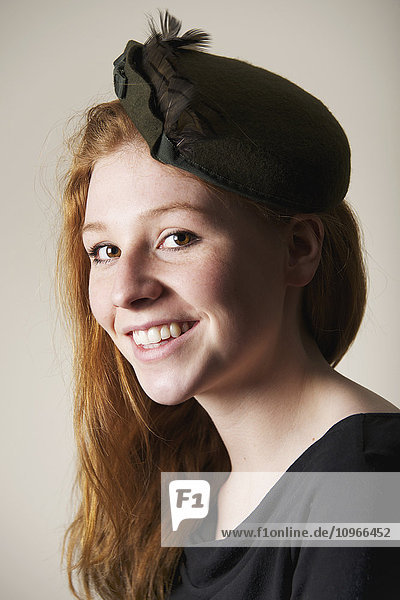 Porträt einer jungen Frau mit langen roten Haaren und grünem Hut mit Schleife; Caldecott  England'.