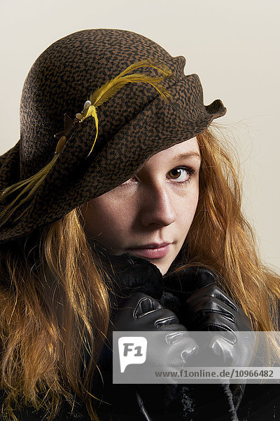 Junge Frau mit roten Haaren  Hut und schwarzen Lederhandschuhen; Caldecott  England'.