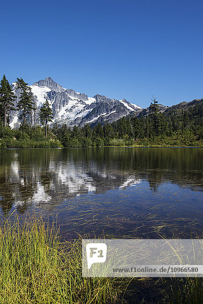 Der Berg Shuksan spiegelt sich im Wasser des Picture Lake; Bundesstaat Washington  Vereinigte Staaten von Amerika'.