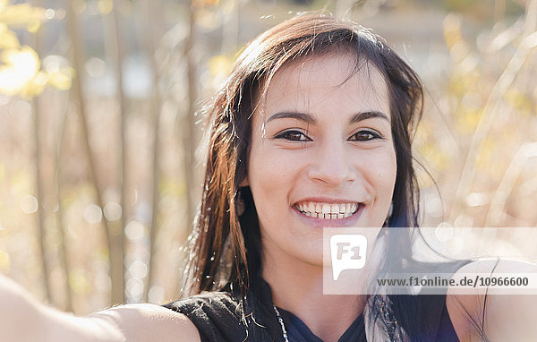 Ein junges weibliches Aborigine-Model macht ein spielerisches  lustiges Selfie im Freien in einer Nahaufnahme; Vancouver  British Columbia  Kanada'.