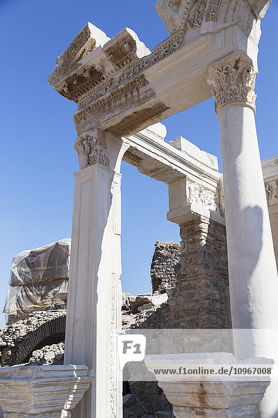 Rekonstruierte Säulen der historischen Stätte der antiken Stadt Ephesus in Selcuk  Ephesus  Izmir  Türkei  aus der Nähe betrachtet