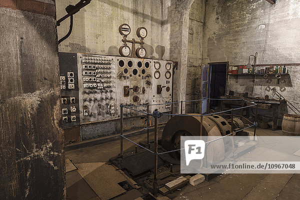 Das Innere der alten verlassenen Heringsfabrik; Djupvik  Island'.