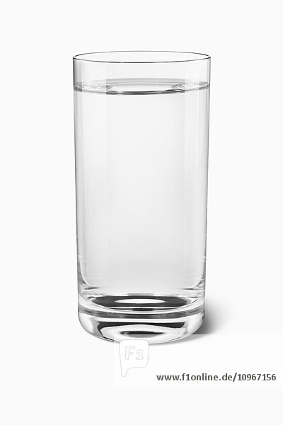 Glas Wasser auf weißem Hintergrund; Toronto  Ontario  Kanada'.