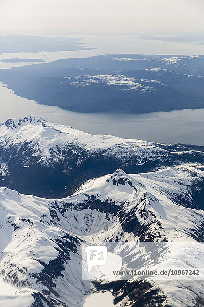 Luftaufnahme der schneebedeckten Berge über der Stadt Ketchikan  Südost-Alaska  USA  Winter