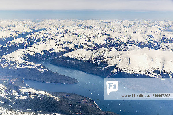 Luftaufnahme eines Gletscherfjords in der Inside Passage und schneebedeckte Gipfel  Wrangell  Südost-Alaska  USA  Frühling