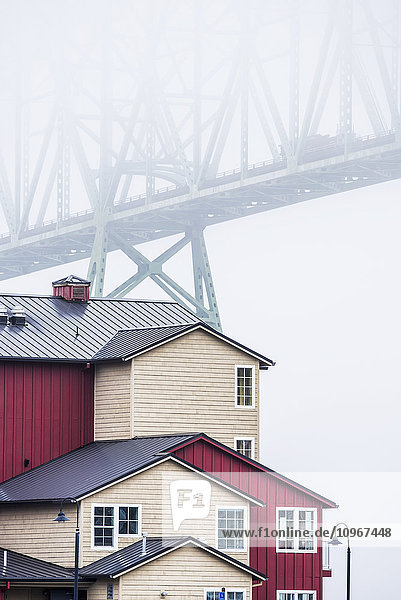 Die Astoria-Megler-Brücke verschwindet im Nebel; Astoria  Oregon  Vereinigte Staaten von Amerika'.
