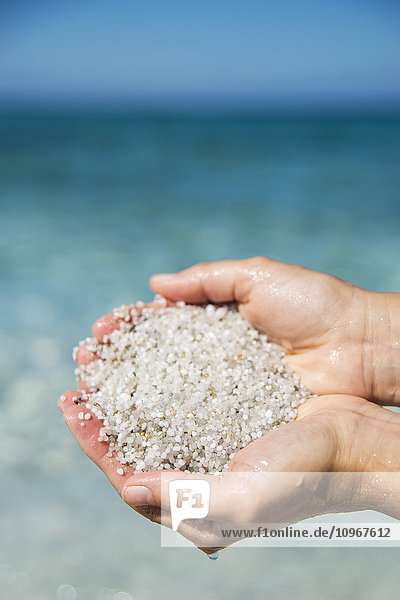 Quarzkörner am Strand von Mari Ermi  auch bekannt als der Strand der Reiskörner; Oristano  Sardinien  Italien'.