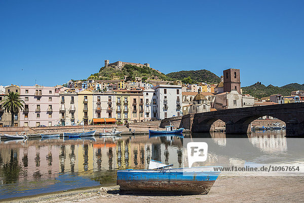 Bosa und das Schloss von Serravalle vom Fluss Temo aus gesehen; Sardinien  Italien .