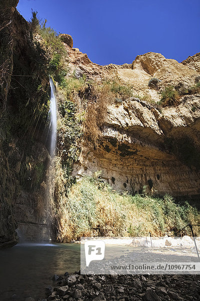 Wasser  das aus einer Felsklippe fließt; Israel