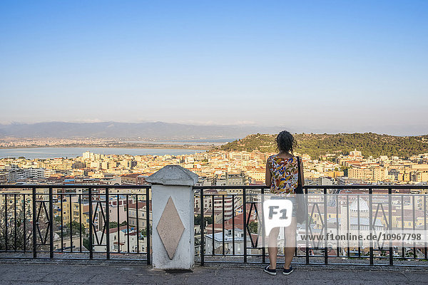 Mädchen genießt den Panoramablick auf die Stadt Cagliari; Cagliari  Sardinien  Italien'.
