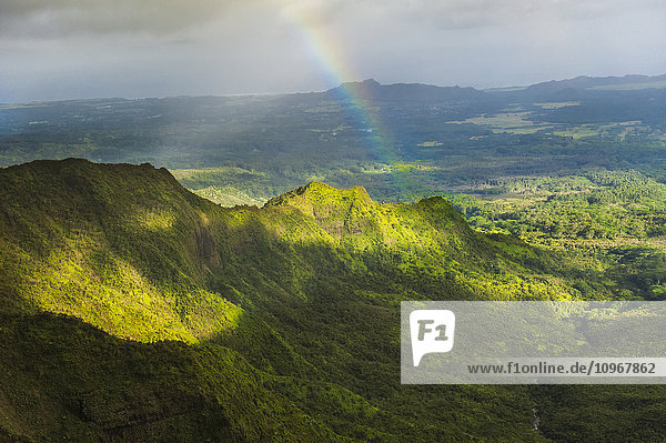 Regenbogen über einem Bergrücken in der Nähe des Zentrums von Kauai; Kauai  Hawaii  Vereinigte Staaten von Amerika'.