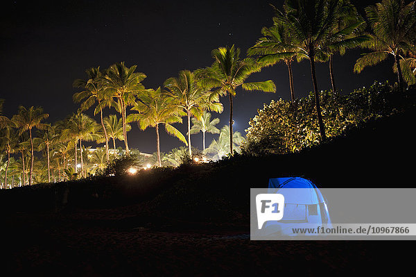 Zelt am Strand bei Nacht in der Nähe des Four Seasons Resort; Wailea  Maui  Hawaii  Vereinigte Staaten von Amerika'.