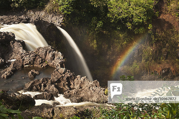 'Rainbow Falls mit einem Regenbogen; Hilo  Insel Hawaii  Hawaii  Vereinigte Staaten von Amerika'.
