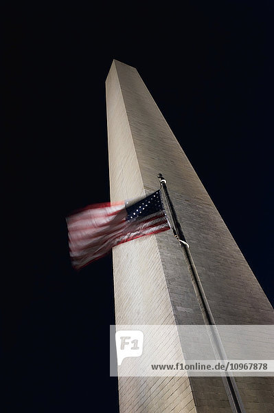 Die amerikanische Flagge weht in einem steifen Wind am Washington Monument; Washington  District of Columbia  Vereinigte Staaten von Amerika'.