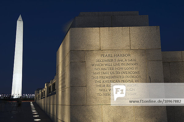 Inschrift am World War II Memorial mit dem Washington Monument im Hintergrund; Washington  District of Columbia  Vereinigte Staaten von Amerika'.