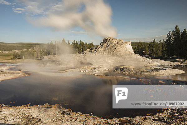 Dampf steigt aus dem Steamboat-Geysir im Yellowstone-Nationalpark auf; Wyoming  Vereinigte Staaten von Amerika'.
