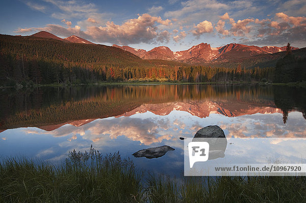 Morgenlicht spiegelt sich auf dem ruhigen Sprague Lake im Rocky Mountain National Park; Colorado  Vereinigte Staaten von Amerika'.