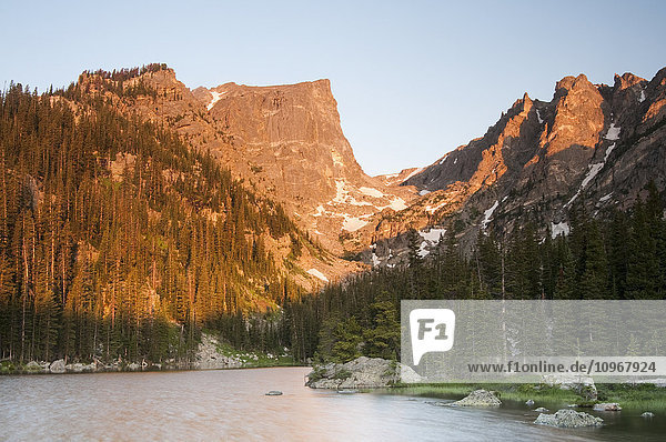 Morgenlicht auf dem Hallett Peak am Nymph Lake im Rocky Mountain National Park; Colorado  Vereinigte Staaten von Amerika'.