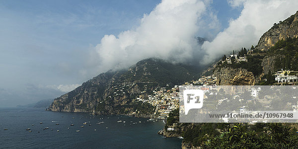 Klippen  Boote und Häuser an der Amalfiküste; Amalfi  Italien'.