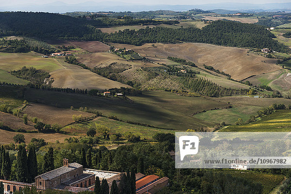 Ackerland auf sanften Hügeln; Montepulciano  Toskana  Italien'.